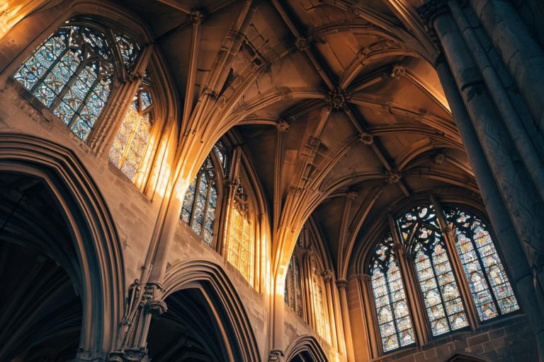 Zoom sur le plafond cathédrale: atouts et design intérieur
